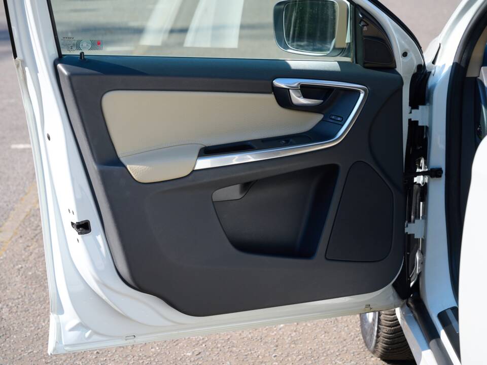 Image 17/50 of Volvo XC60 T5 (2013)