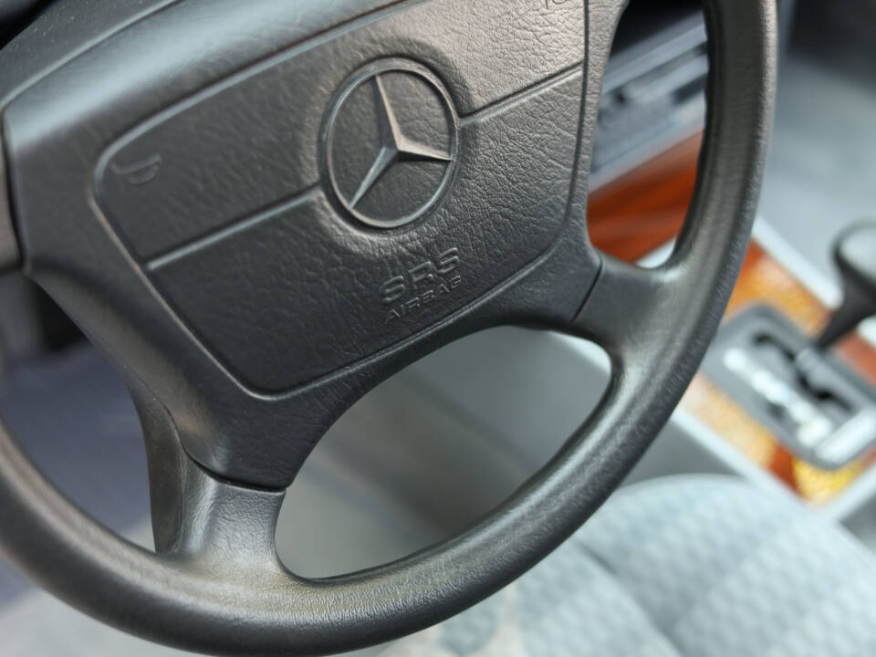 Immagine 78/100 di Mercedes-Benz 190 E 2.3 (1992)