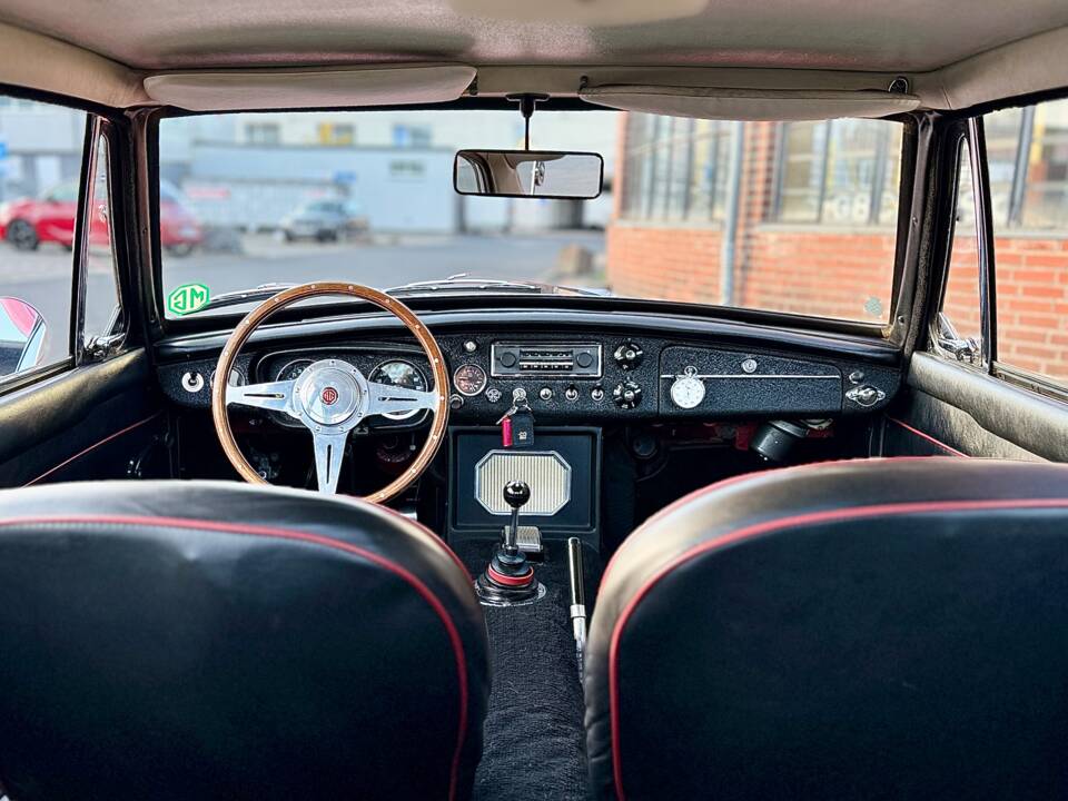 Bild 14/21 von MG MGC GT (1968)
