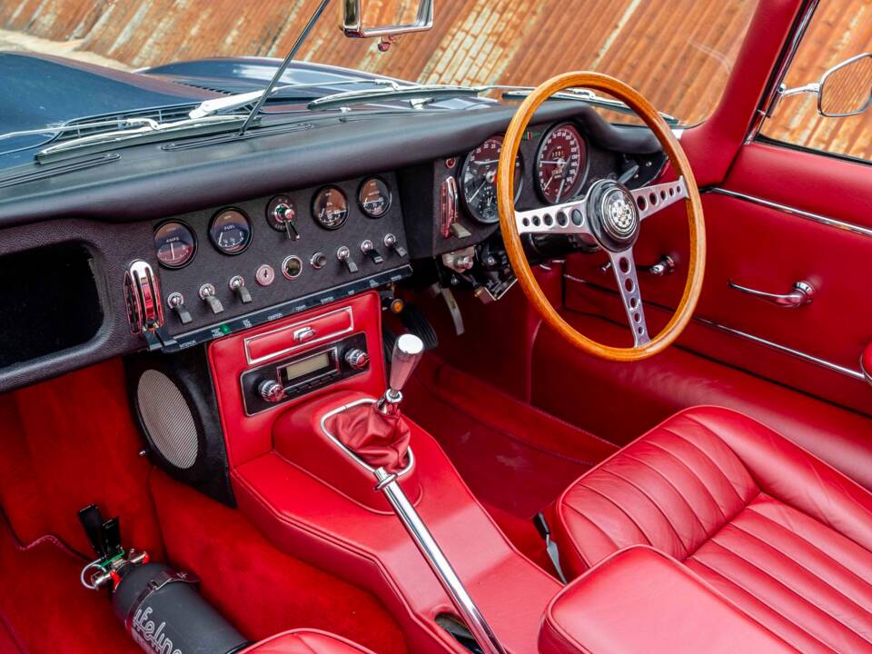 Image 22/27 of Jaguar Type E 4.2 (1965)