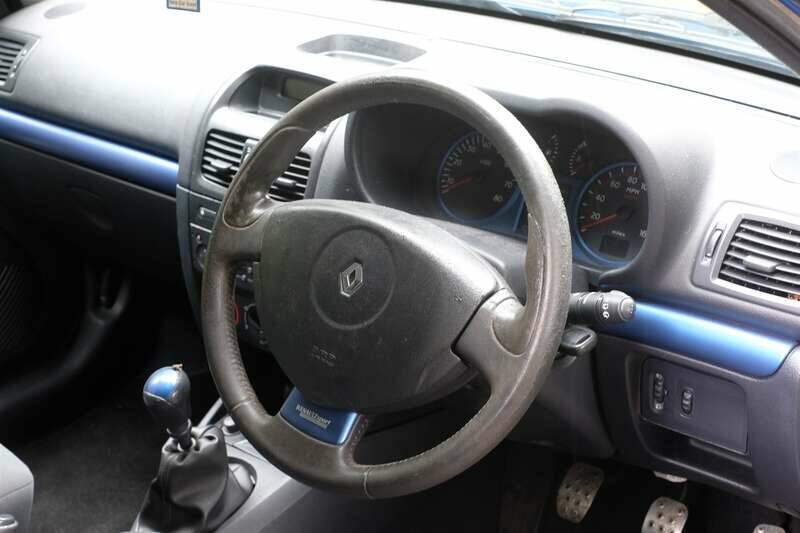 Image 23/38 of Renault Clio II 2.0 16V Sport (2002)