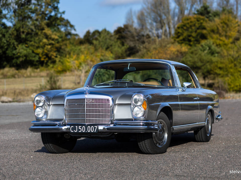 Immagine 3/61 di Mercedes-Benz 280 SE 3,5 (1971)