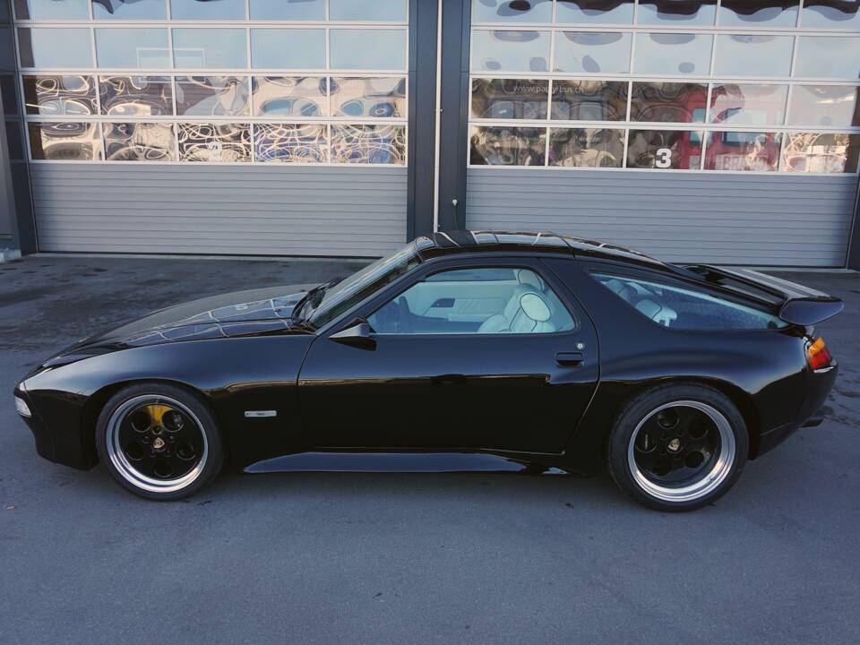 Image 2/67 of Porsche 928 S4 (1988)