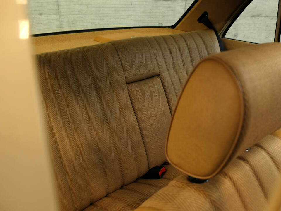 Image 15/24 of Mercedes-Benz 230 E (1982)