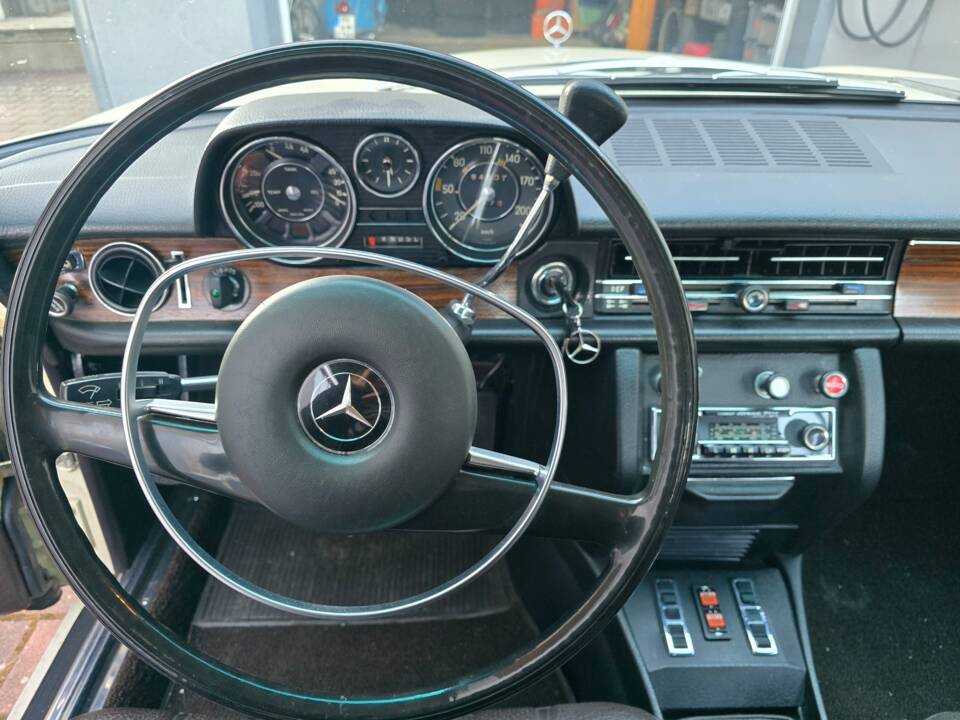 Image 7/9 of Mercedes-Benz 250 C (1972)