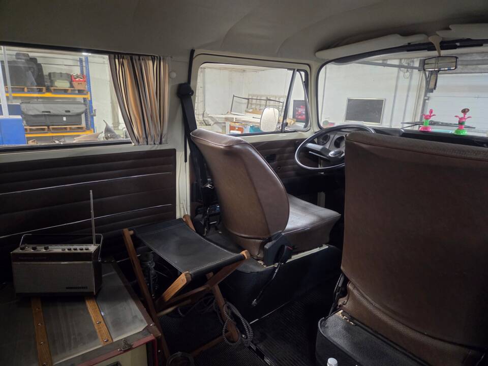 Imagen 6/13 de Volkswagen T2b minibus L (1979)