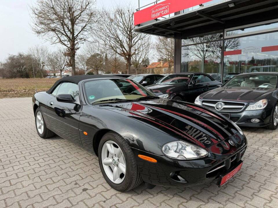 Image 22/34 of Jaguar XK8 4.0 (1997)
