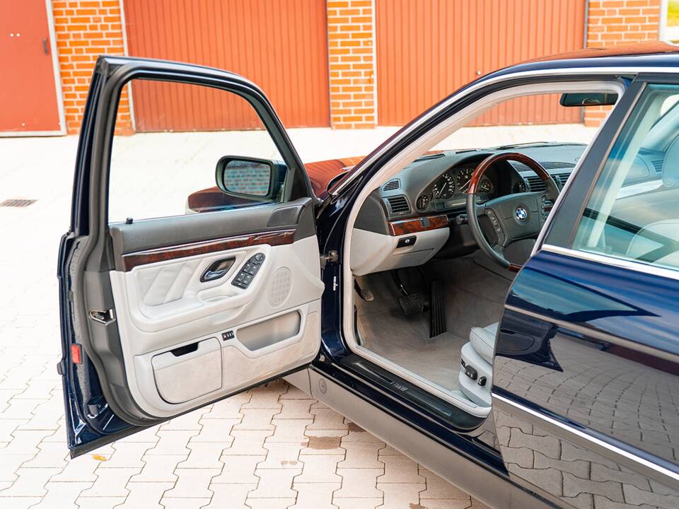 Image 20/55 of BMW 740i (1997)
