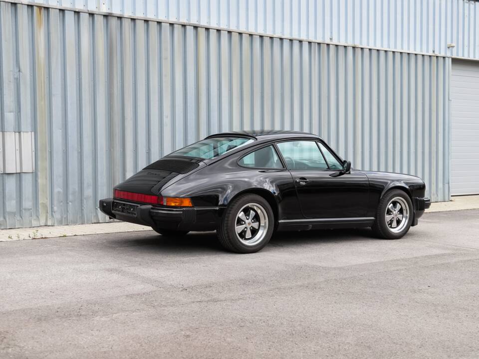 Image 11/108 de Porsche 911 Carrera 3.2 (1989)