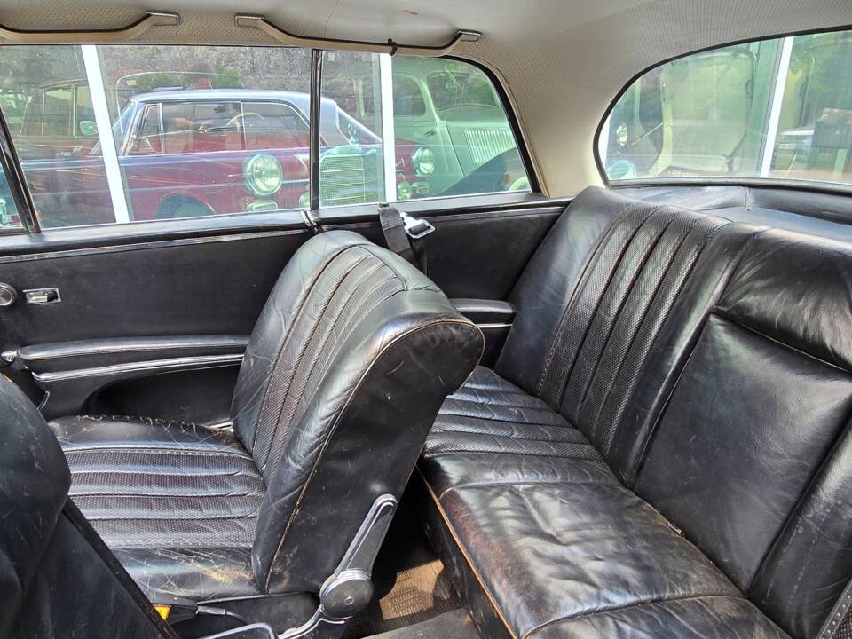 Image 18/34 of Mercedes-Benz 280 SE (1970)