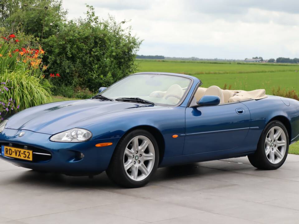 Image 19/50 de Jaguar XK8 4.0 (1997)