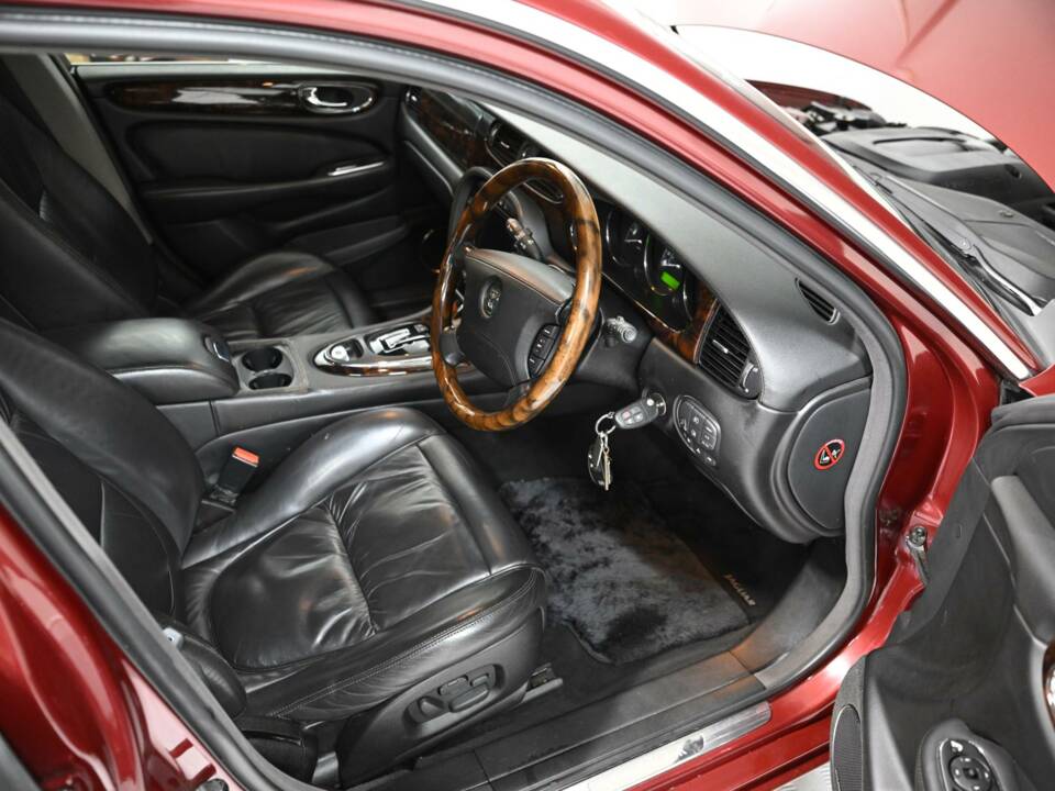 Image 33/50 of Jaguar XJR Super V8 (2004)