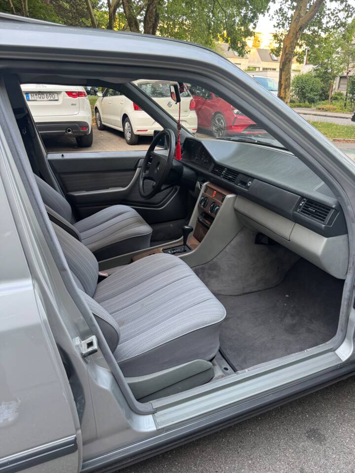 Image 13/32 of Mercedes-Benz 230 E (1987)