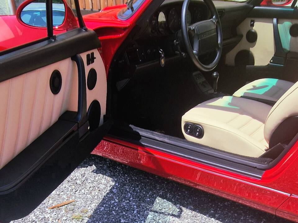 Image 7/9 of Porsche 911 Carrera 2 (1992)