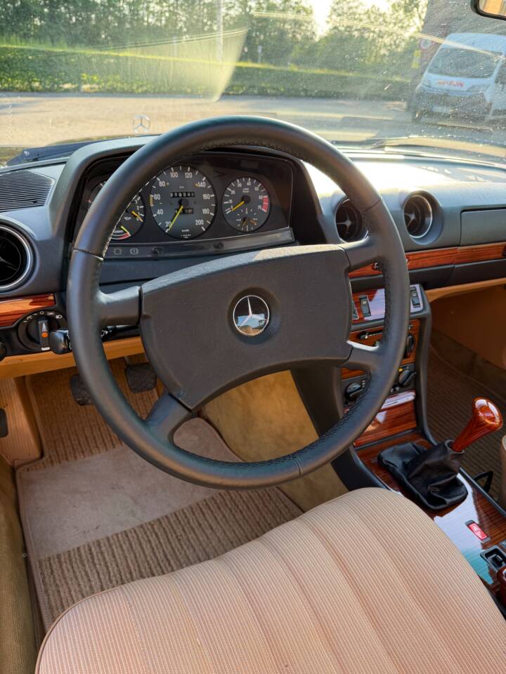Image 20/31 of Mercedes-Benz 230 CE (1984)