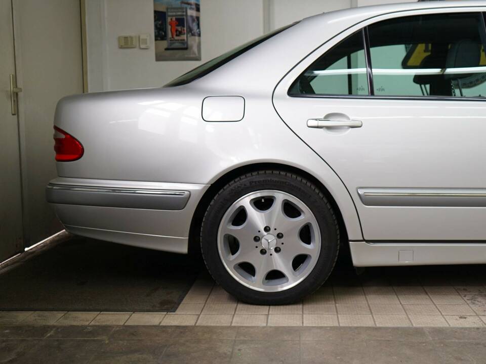 Immagine 36/39 di Mercedes-Benz E 200 Kompressor (2001)