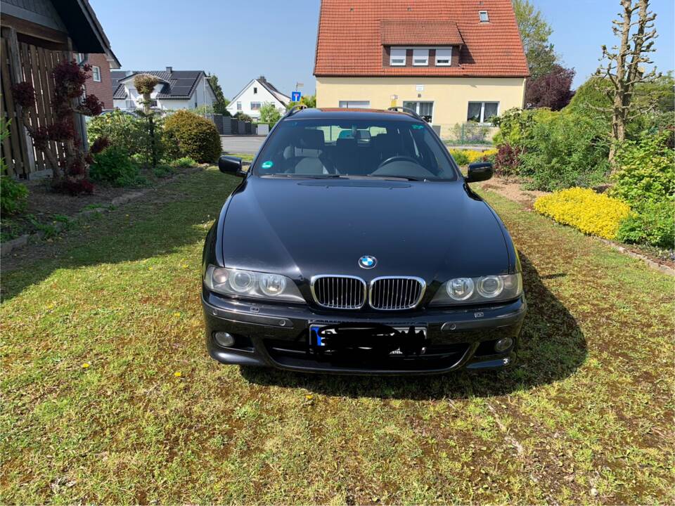 Image 18/22 of BMW 540i Touring (2002)