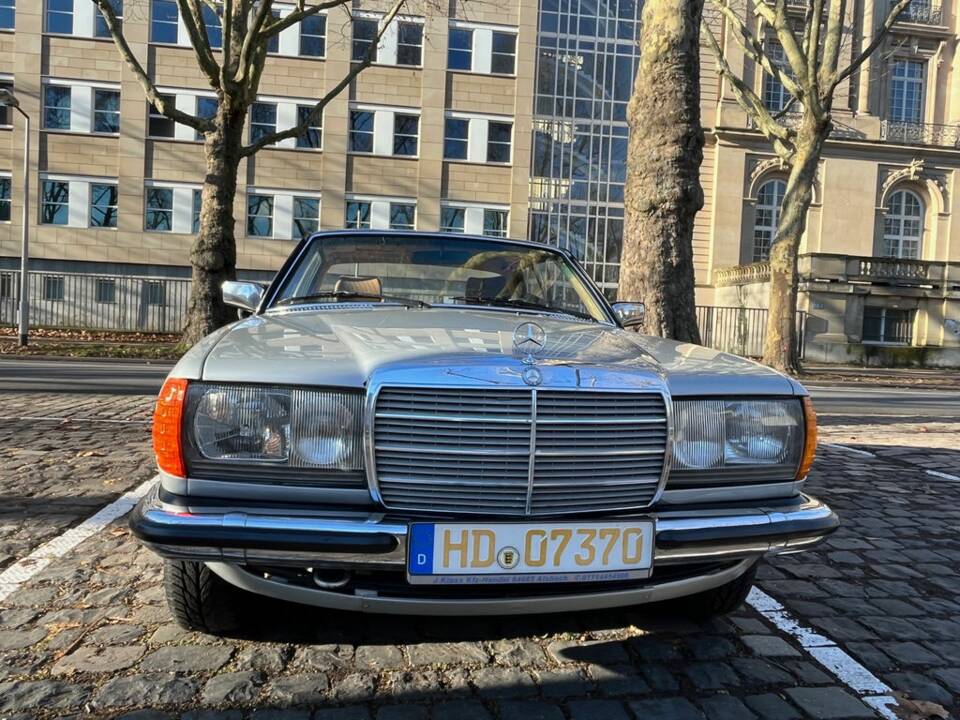 Immagine 3/8 di Mercedes-Benz 230 CE (1982)