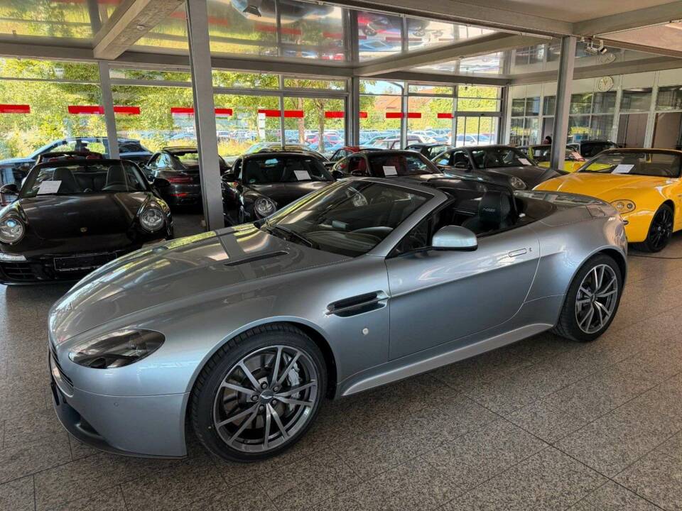 Image 33/43 of Aston Martin V8 Vantage S (2017)