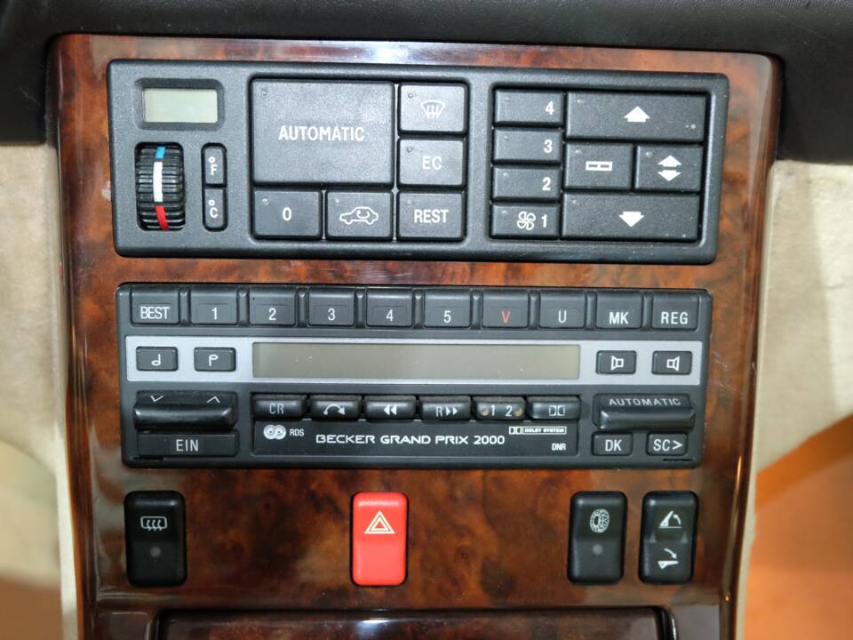 Image 11/26 of Mercedes-Benz 500 SL (1991)