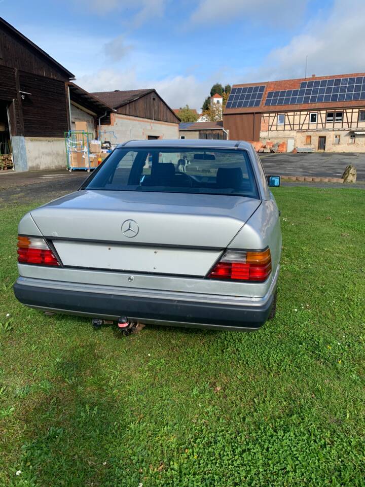 Imagen 2/9 de Mercedes-Benz 230 E (1990)