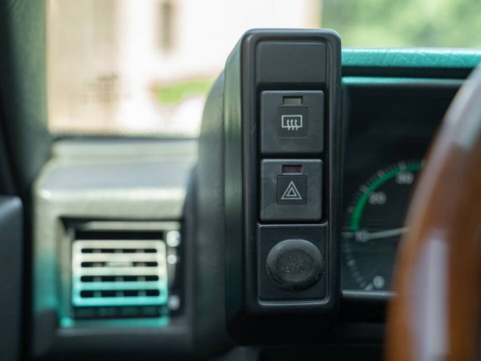 Obraz 47/50 pojazdu Alfa Romeo 75 2.0 Twin Spark (1989)