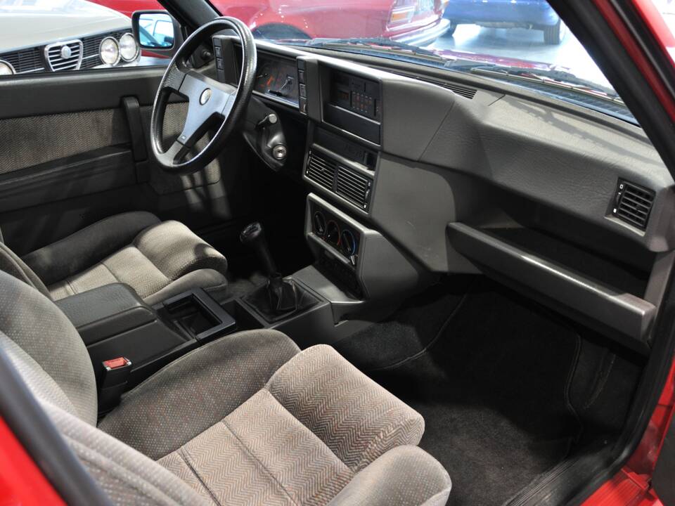 Bild 29/30 von Alfa Romeo 75 2.0 Twin Spark (1988)