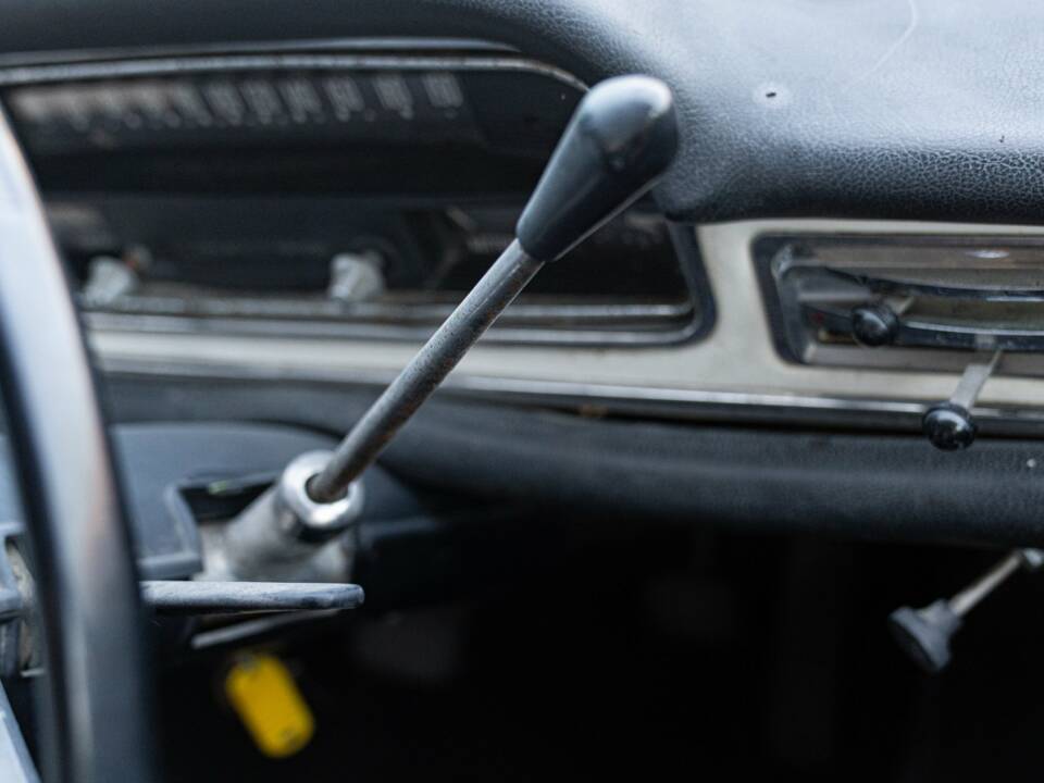 Image 24/29 of Peugeot 404 Coupé (1966)