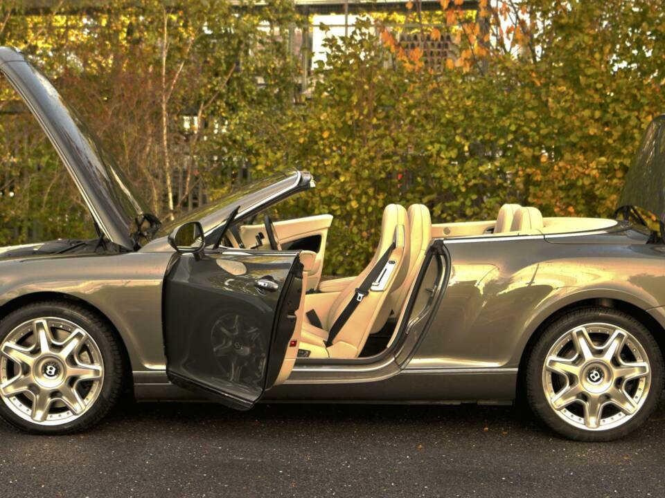 Image 16/50 of Bentley Continental GTC (2011)