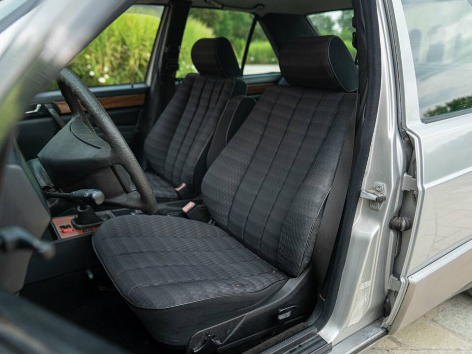 Image 19/50 of Mercedes-Benz 190 E 1.8 (1991)
