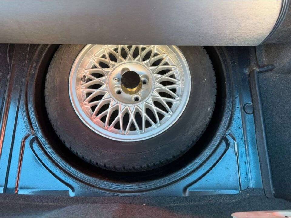 Bild 18/28 von BMW 320i (1988)