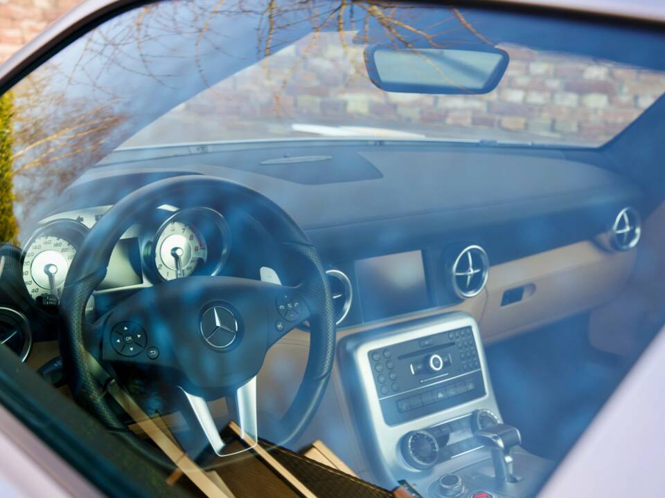 Image 18/50 de Mercedes-Benz SLS AMG (2011)