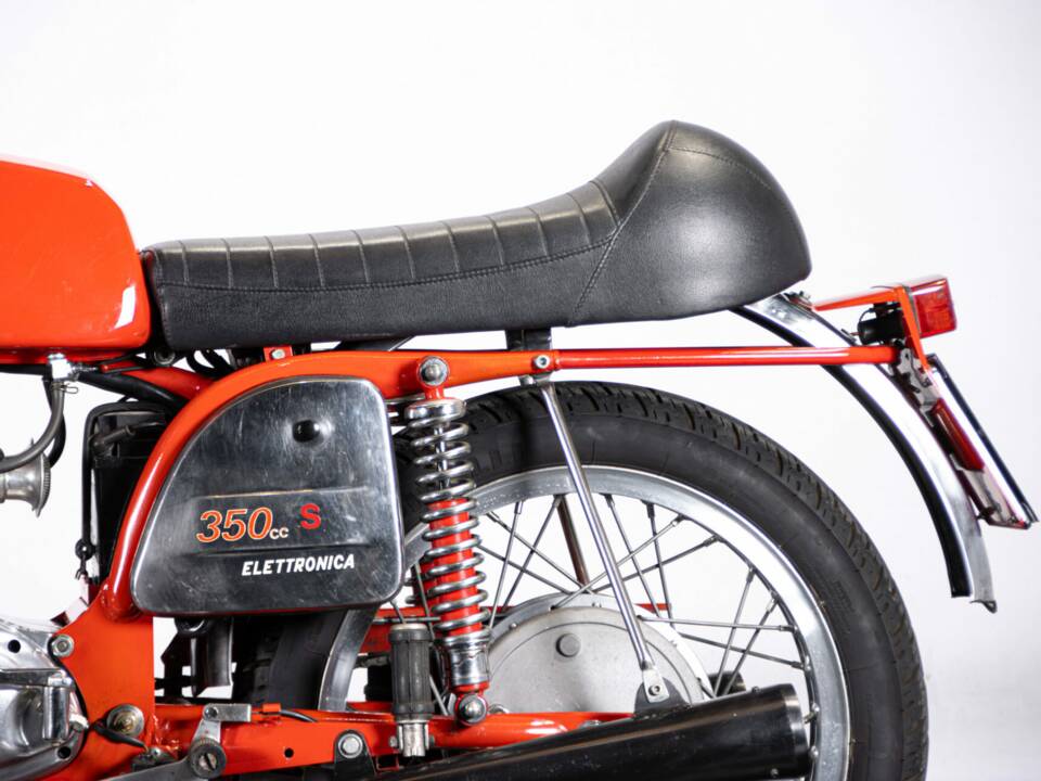 Image 19/50 of MV Agusta 350 S (1972)