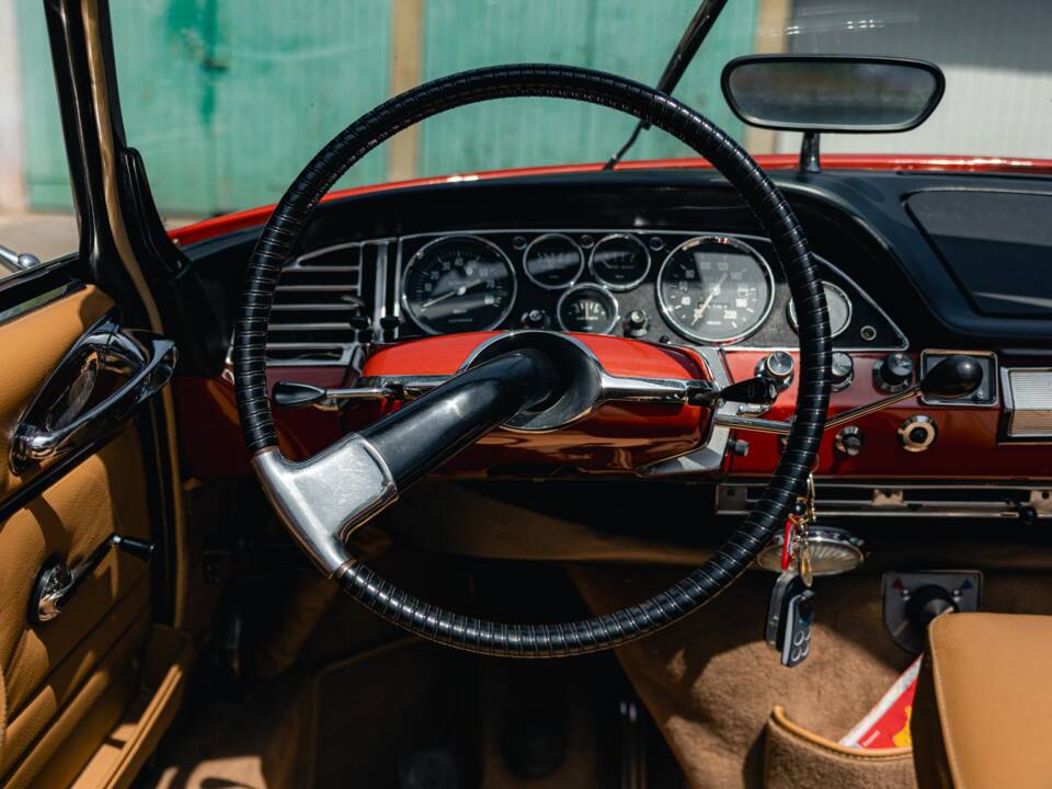 Image 29/56 of Citroën DS 21 Chapron (1967)