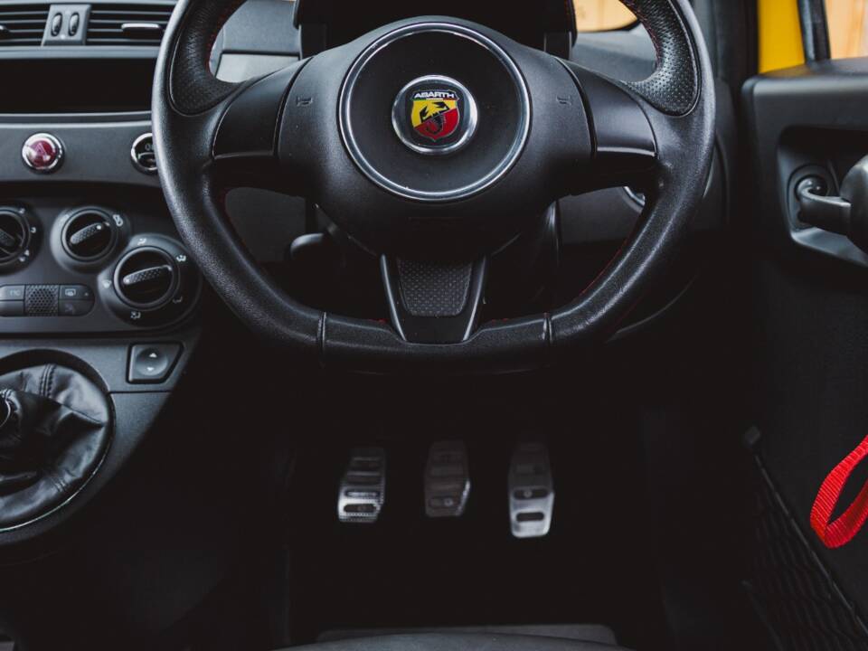 Immagine 7/8 di Abarth 695 Biposto (2016)