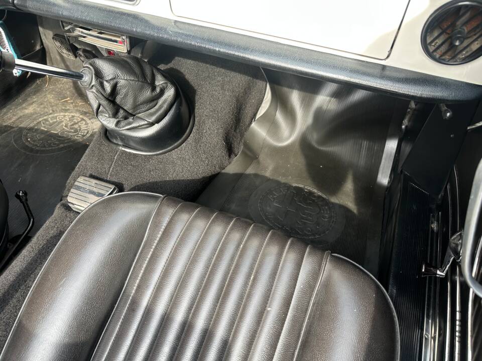 Image 62/63 of Alfa Romeo Spider 1300 Junior (1970)