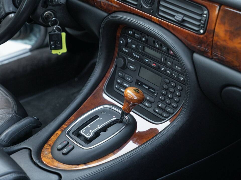 Bild 43/50 von Jaguar XJ 8 Executive (1997)