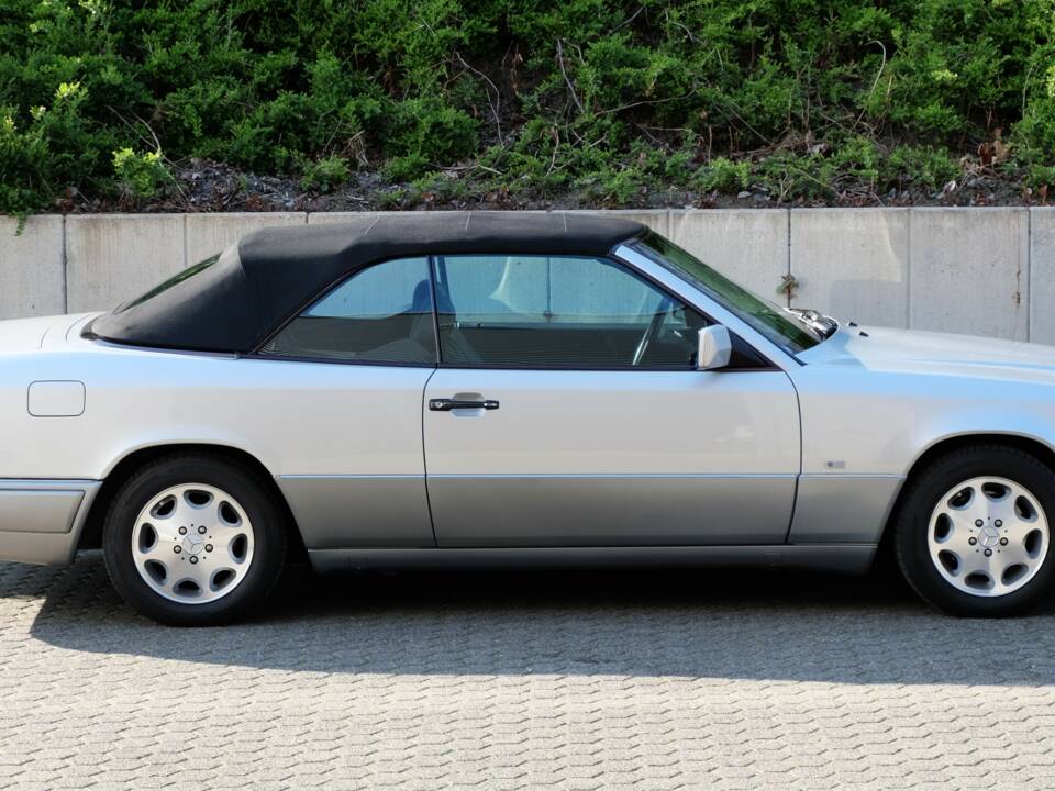 Image 70/74 of Mercedes-Benz E 320 (1997)