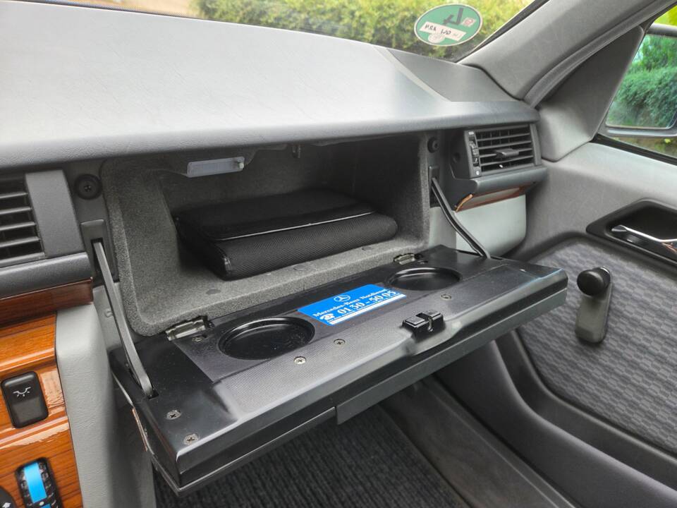Afbeelding 14/54 van Mercedes-Benz 200 E (1992)
