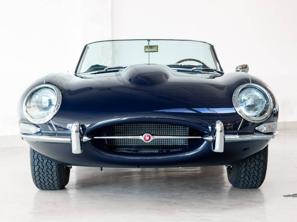 Image 2/48 de Jaguar E-Type (1967)