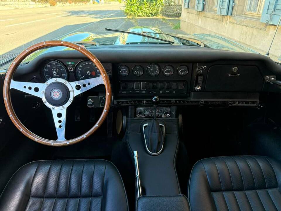 Imagen 10/21 de Jaguar E-Type (2+2) (1969)