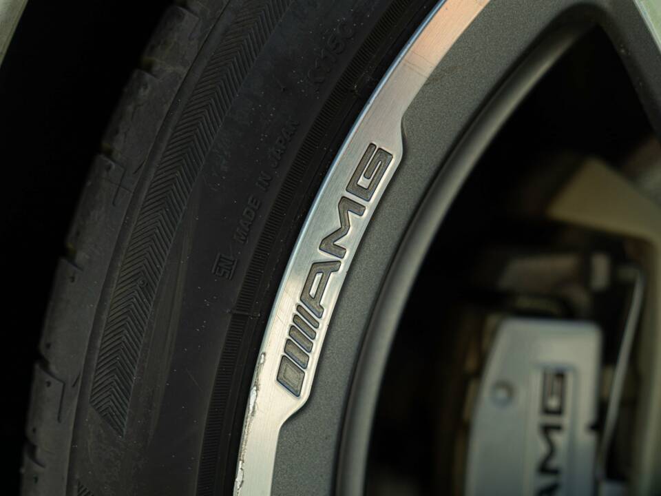 Image 22/50 of Mercedes-Benz CL 63 AMG (2009)