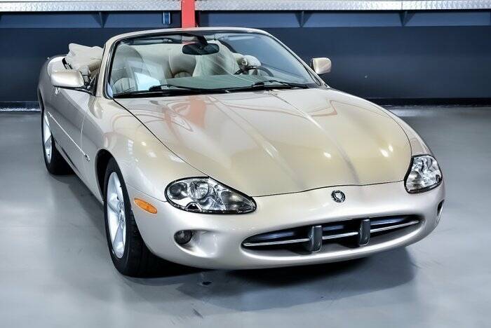 Image 4/7 of Jaguar XK8 4.0 (2000)