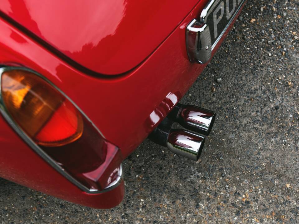 Image 17/50 of MG MGB GT V8 (1977)