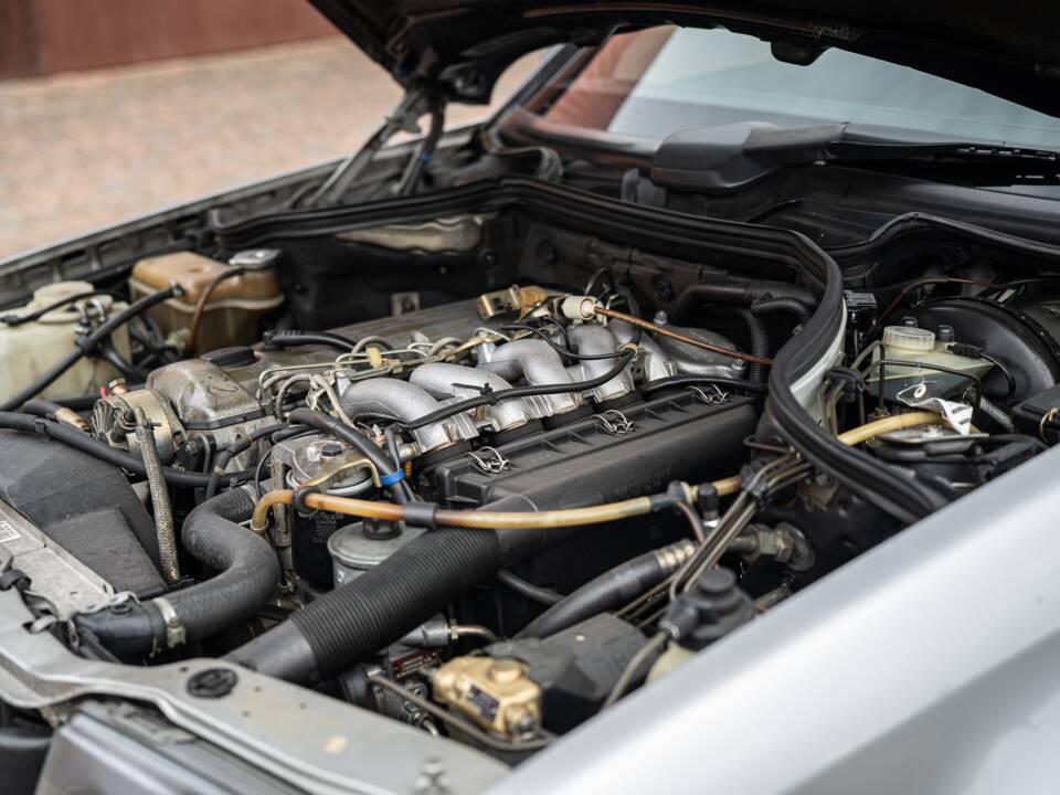 Imagen 8/72 de Mercedes-Benz 250 TD (1991)