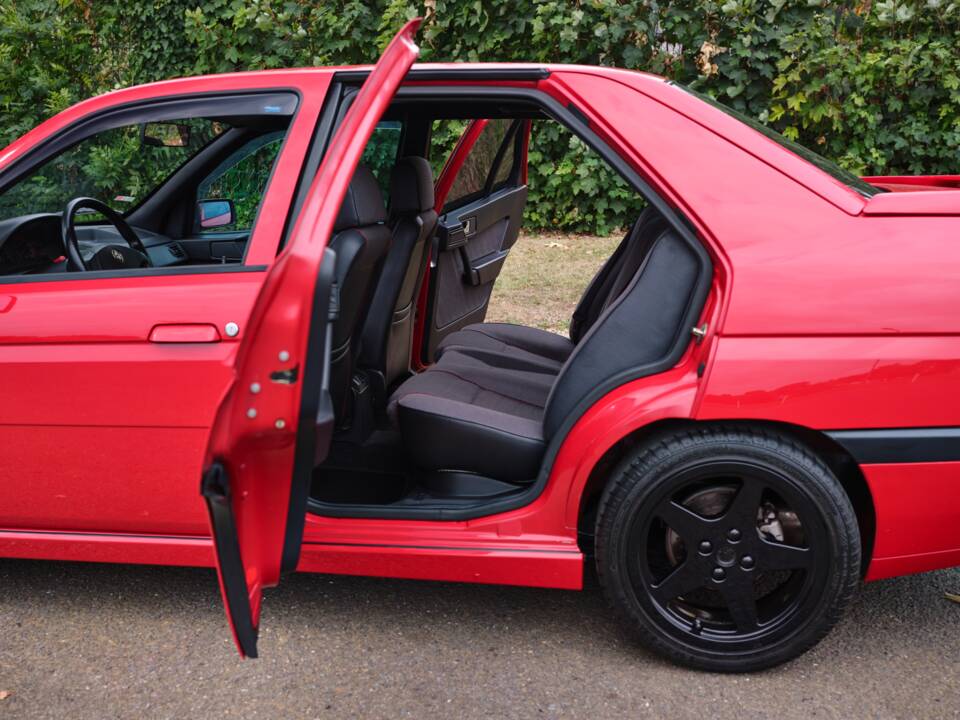 Imagen 21/50 de Alfa Romeo 155 2.5 TD (1998)