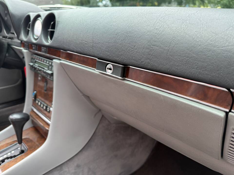 Image 19/30 of Mercedes-Benz 560 SL (1987)