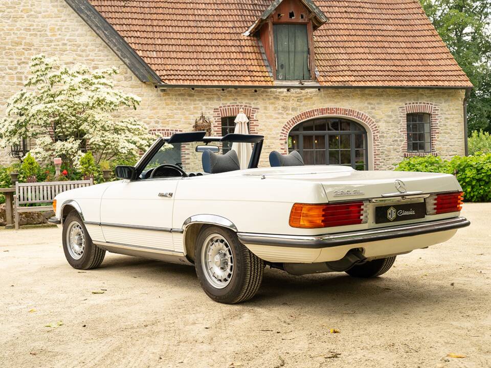 Afbeelding 6/42 van Mercedes-Benz 280 SL (1977)