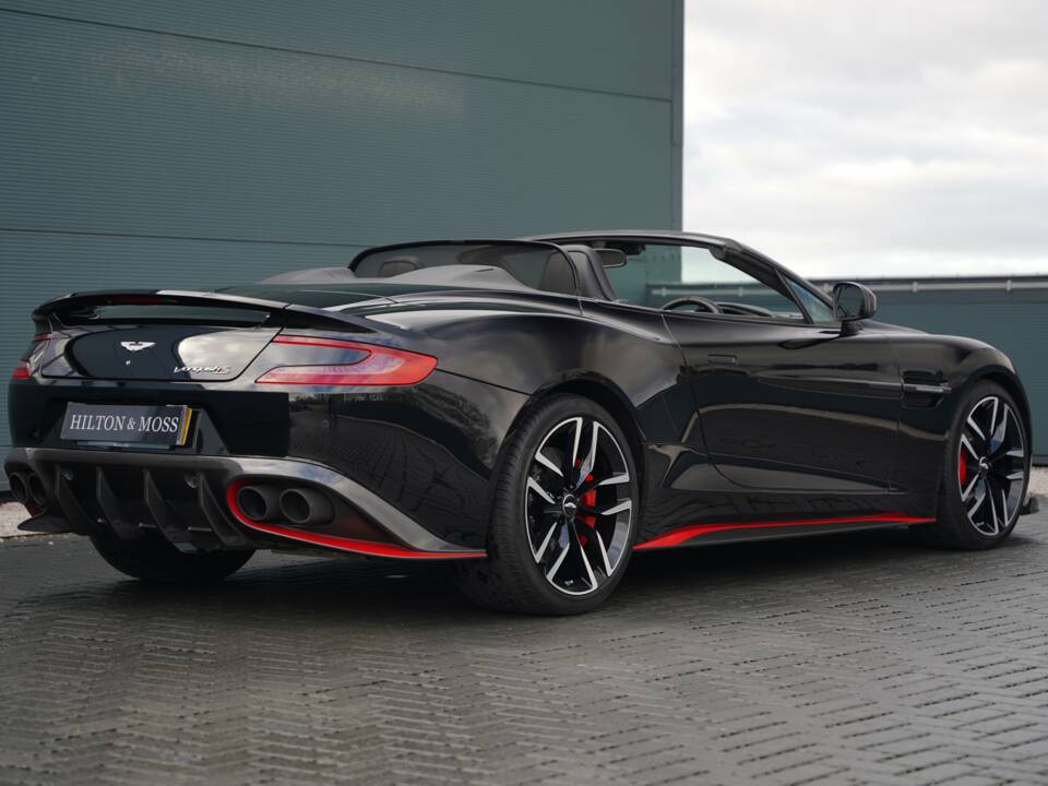 Image 22/50 of Aston Martin Vanquish S Volante (2018)
