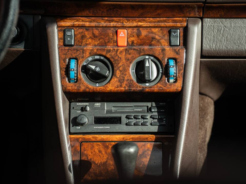 Immagine 31/73 di Mercedes-Benz 300 CE (1991)